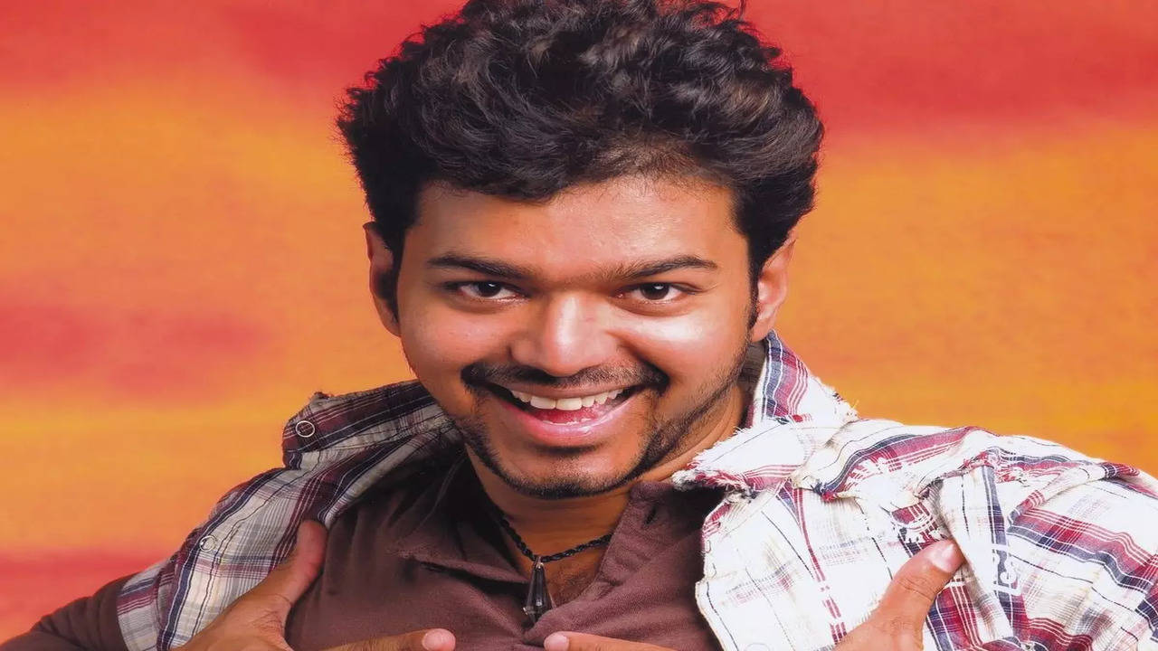 Pokkiri | Watch now on SUN NXT | Thalapathy Vijay, Asin |  #ThalapathyVijay's swag is a literal goosebump 🔥 #Pokkiri | Watch now on  SUN NXT - bit.ly/3jeoI02 #Vijay #PrakashRaj #Asin #Vadivelu #