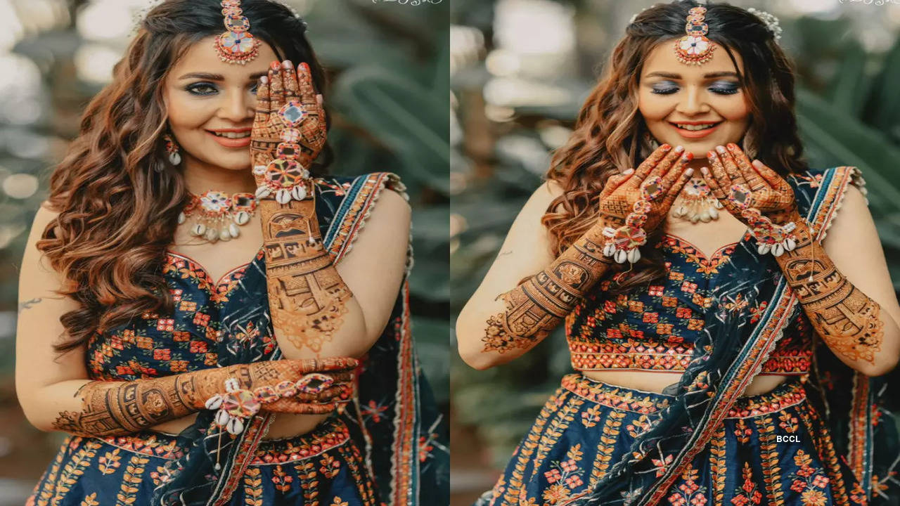 Bridesmaid Posing Beautiful Back Hand Mehndi Design
