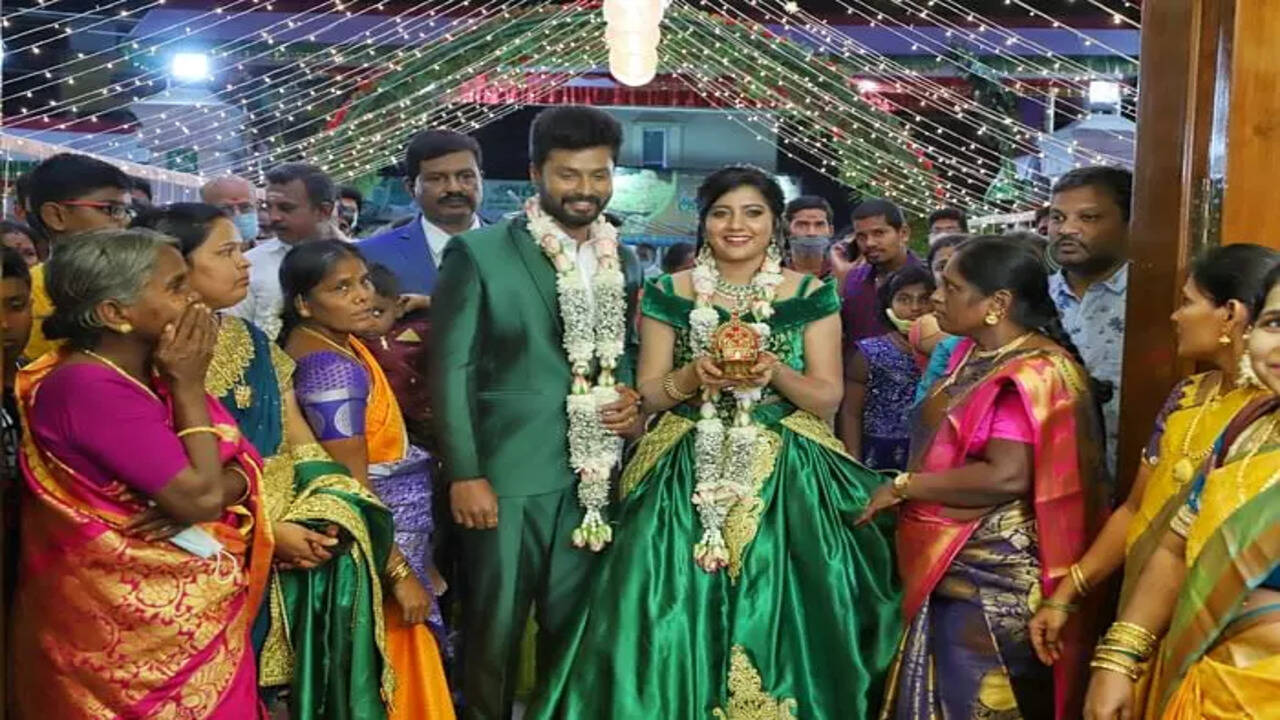 Kayal' Abinavya ties the knot with 'Endrendrum Punnagai' Deepak - Times of  India