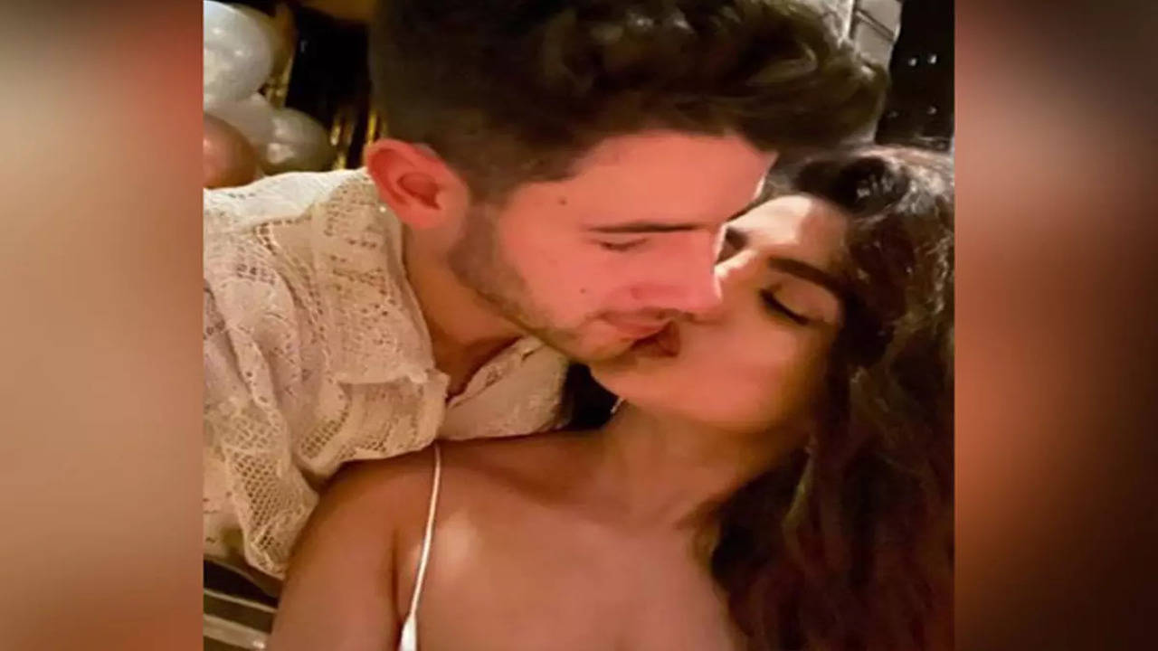 Pics: Priyanka Chopra and Nick Jonas share a kiss post their lunch date in  Los Angeles | Hindi Movie News - Times of India