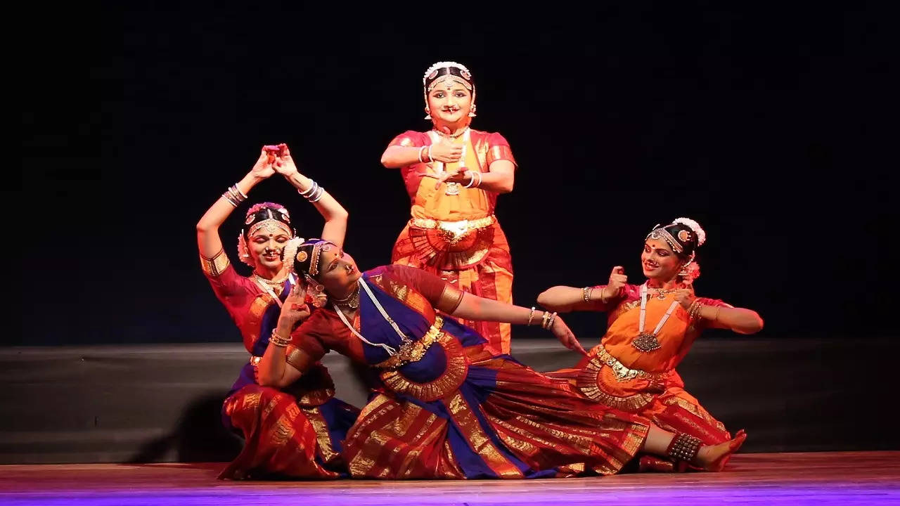 different bharathanatyam group poses/different classical dance group poses  - YouTube