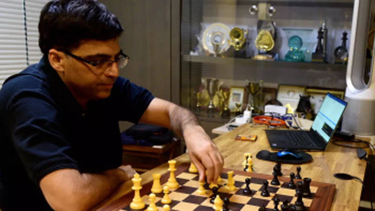 Indian World Rapid Chess Champion Viswanathan Anand, right, plays against  children at the launch of a school chess tournament organized by the NIIT  Mind Champion's Academy in Bangalore, India, Monday, Sept. 20