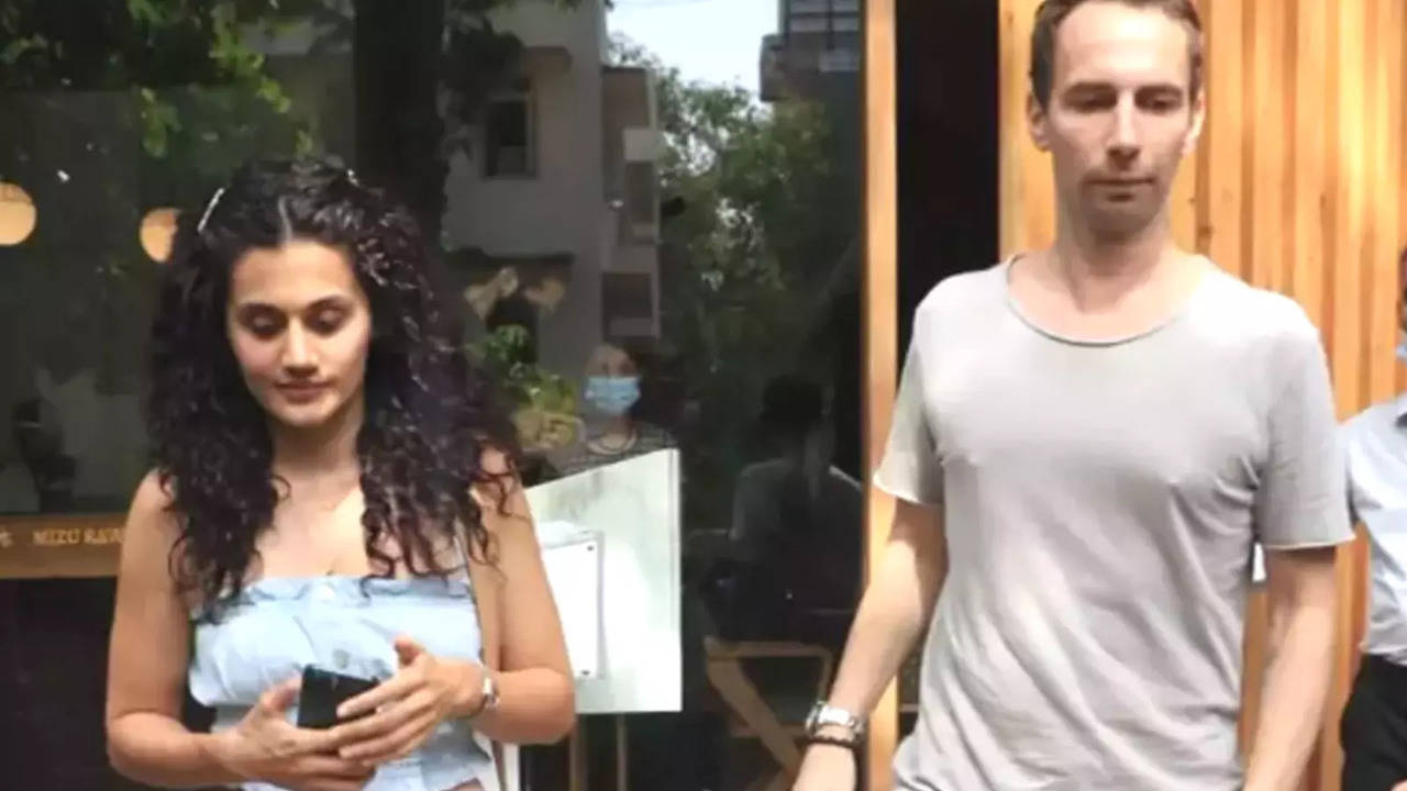 Taapsee Pannu looks pretty as a peach as she steps out with boyfriend  Mathias Boe for a lunch date in the city – Watch video | Hindi Movie News -  Times of India