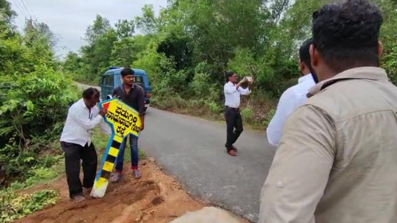 Karnataka: 'Nathuram Godse Road' signboard in Udupi village removed |  Mangaluru News - Times of India