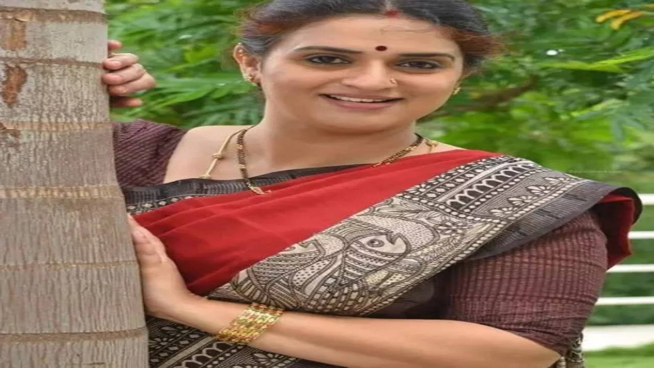 Actress Pavitra Lokesh lodges complaint with Ktaka Cyber police Telugu Movie News pic image