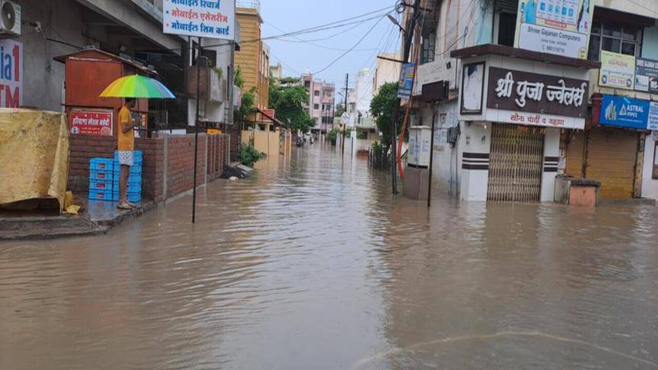 Nagpur: Streets, houses submerged, lakes overflow after heavy rain  overnight | Nagpur News - Times of India