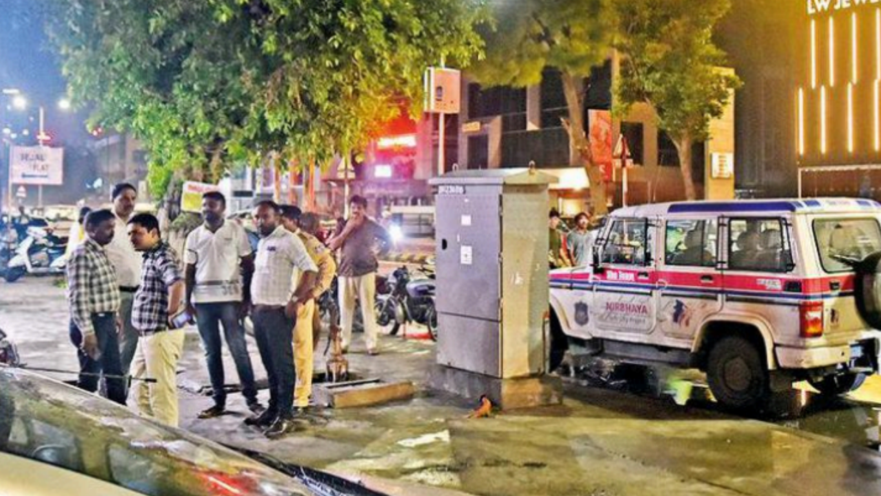 Ahmedabad: Rs 42 lakh snatched from angadias on Chimanlal Girdharlal Road | Ahmedabad News - Times of India