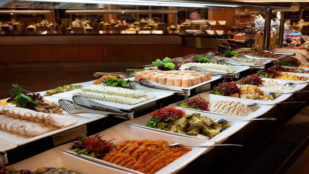 The Crucial Dishware Mistake You Should Never Make At Buffets