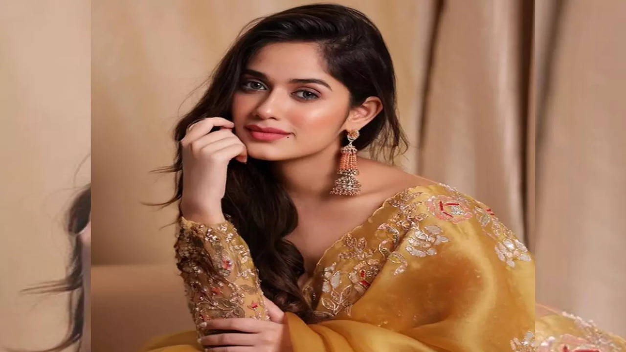 Jannat Zubair's Gorgeous Earring Collection | IWMBuzz | Earrings  collection, Beautiful girl photo, Gorgeous earrings