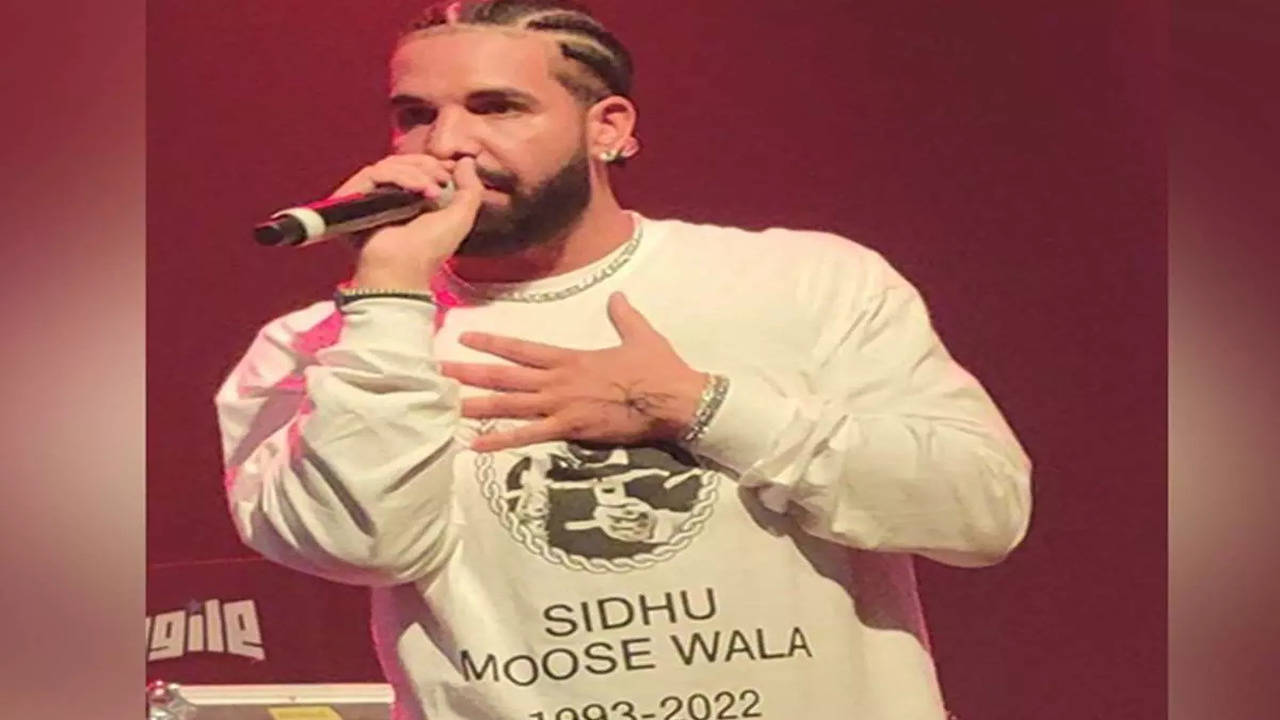 Drake pays tribute to Sidhu Moose Wala by wearing his T-shirt at OVO Fest :  r/IndianHipHopHeads