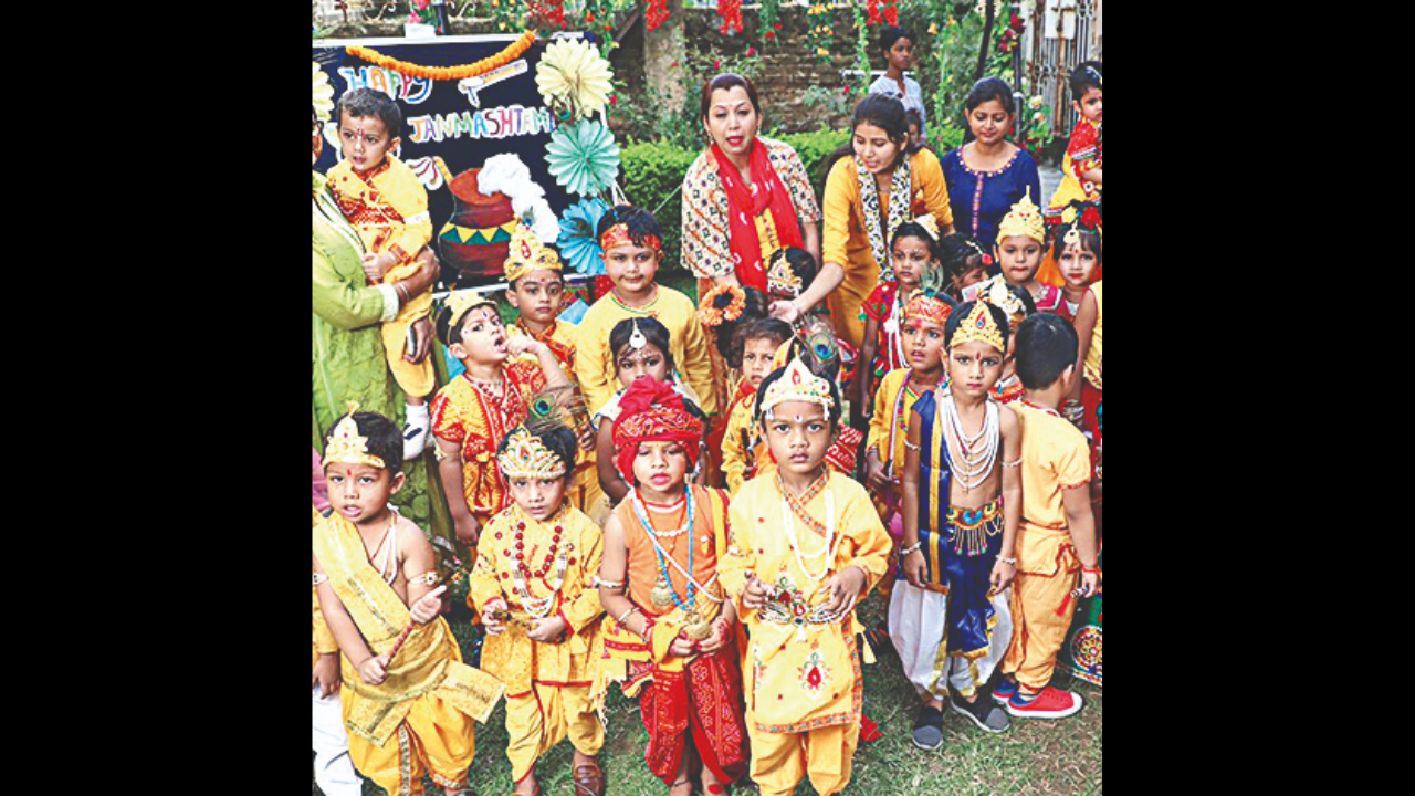 Radha dress-up for Janmashthami Festival | Fancy dress for kids, Costume  contest, Dress up