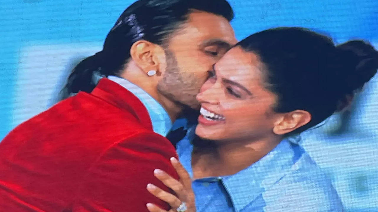 Mijwan 2022: Ranveer Singh Kisses Deepika Padukone, Exchanges