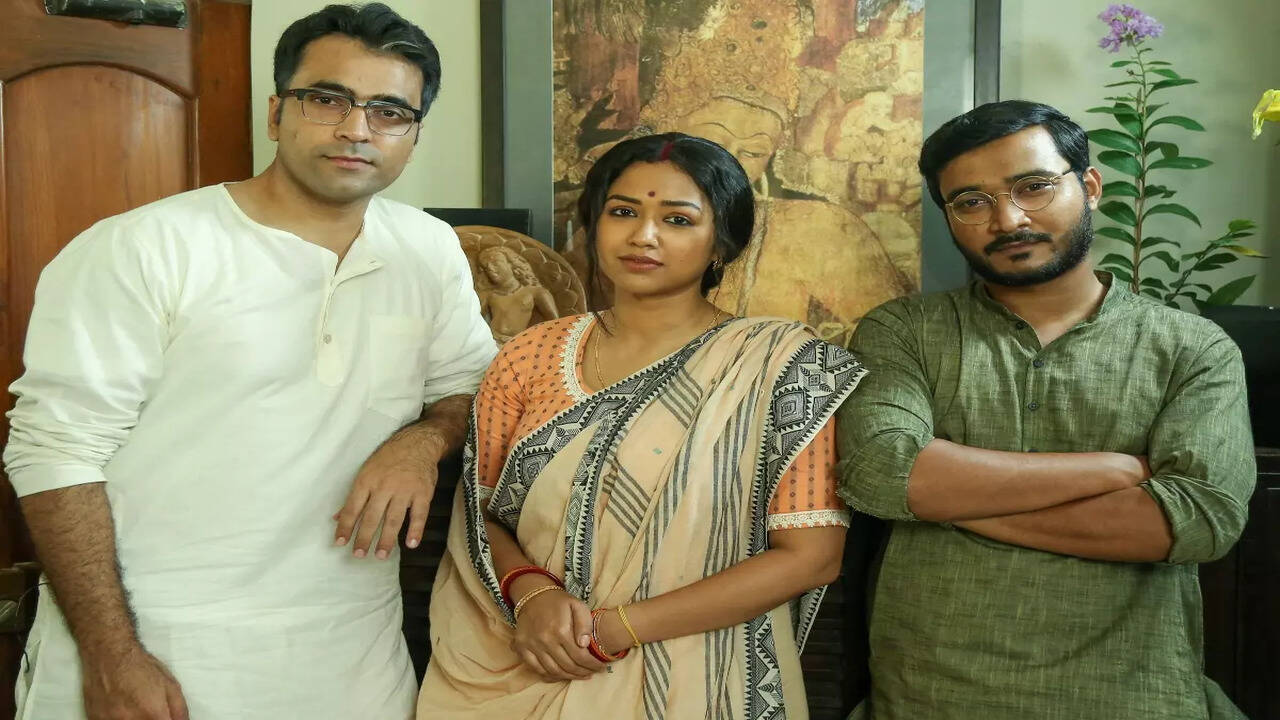 Abir Chatterjee, Sohini Sarkar and Paoli Dam starrer Byomkesh Hatyamancha  gets World Premiere - Times of India