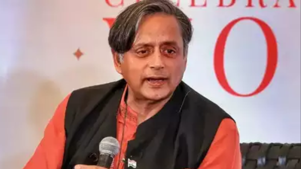 Mahua Moitra and Shashi Tharoor photos go viral on social media, netizens  say something cooking, mahua-moitra -and-shashi-tharoor-photos-go-viral-on-social-media-netizens-say-something-cooking