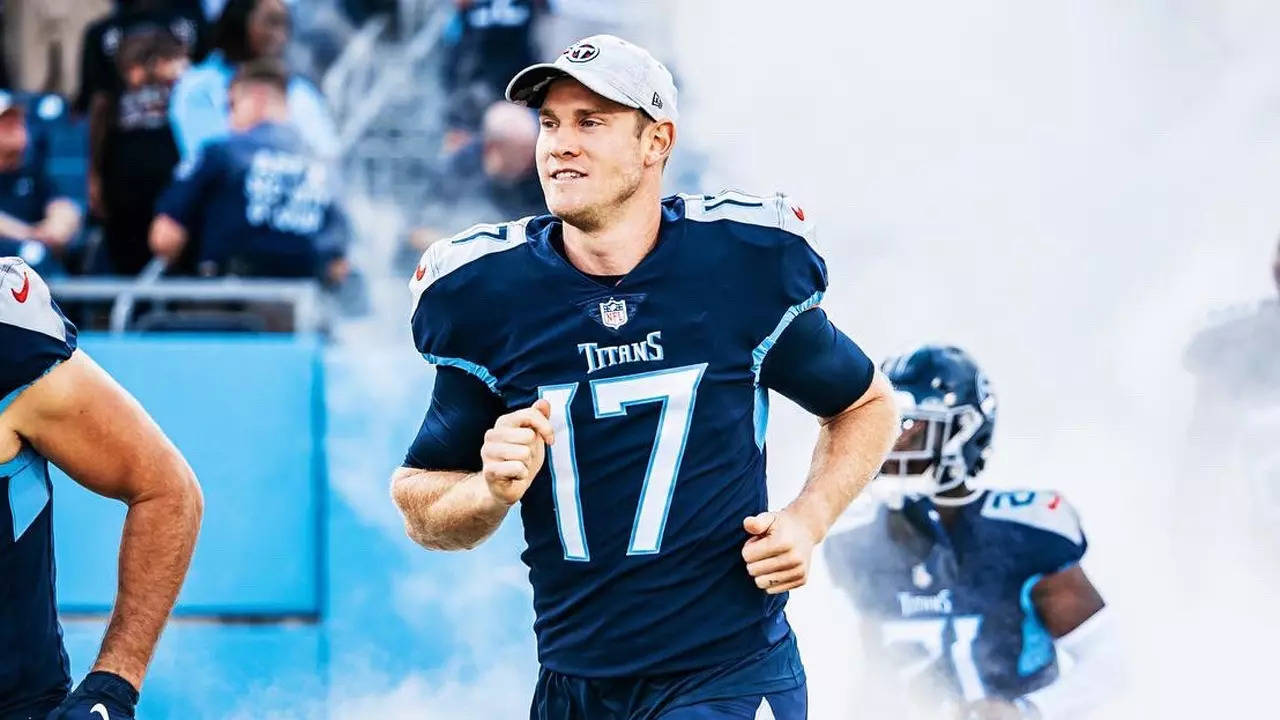 Tennessee Titans quarterback Ryan Tannehill (17) warms up with