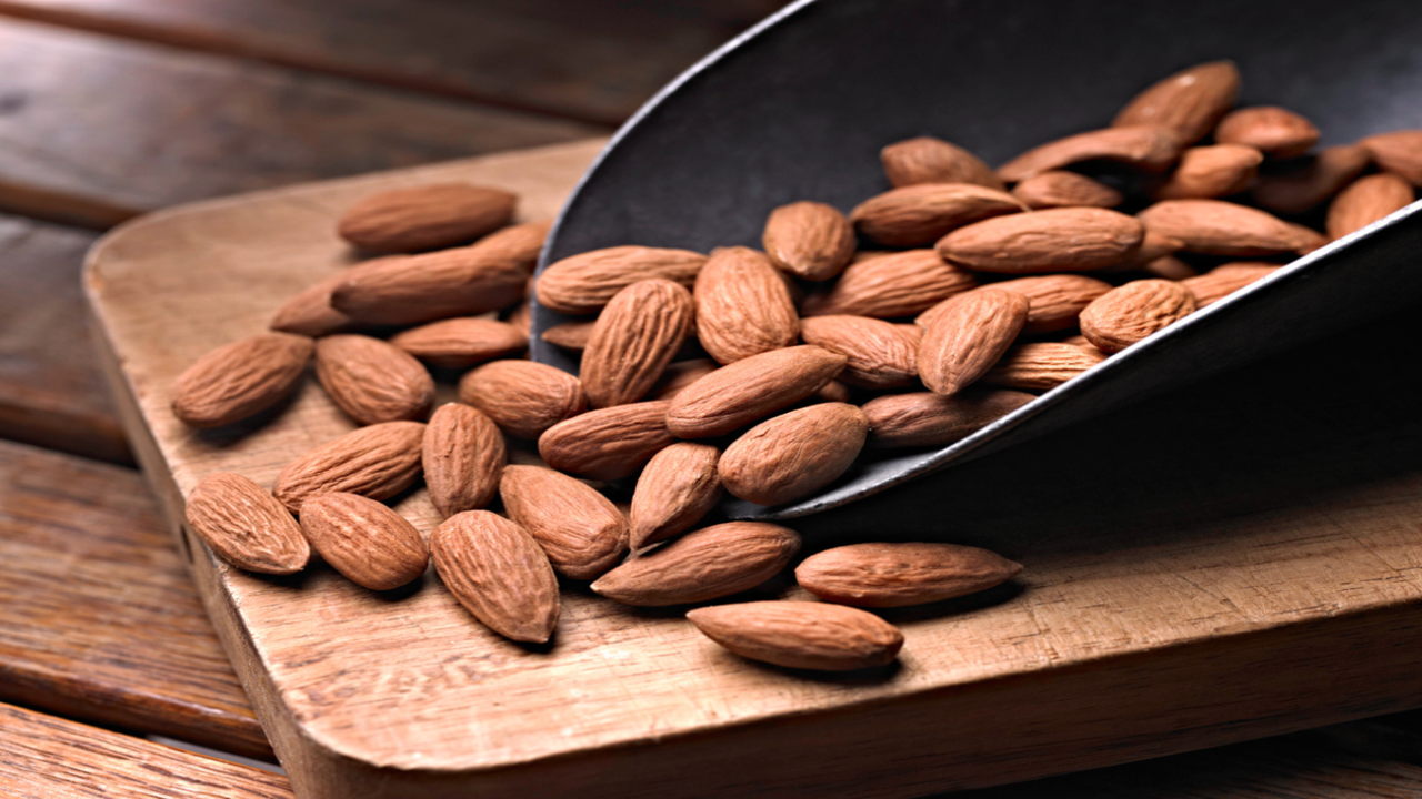 Having raw almonds before meals can help reduce glucose spike