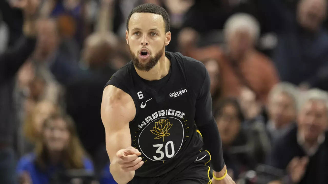 Stephen Curry overtakes LeBron James for most popular jersey in