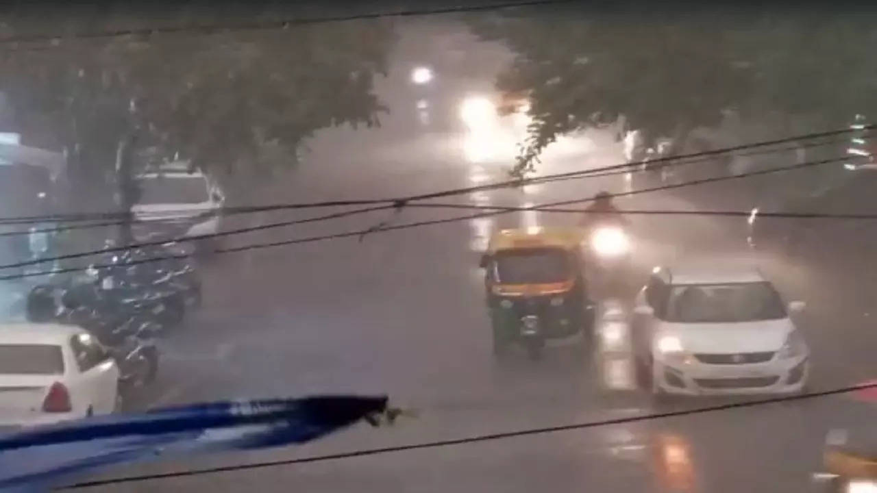 Parts of Delhi witness heavy rain air quality moderate Delhi