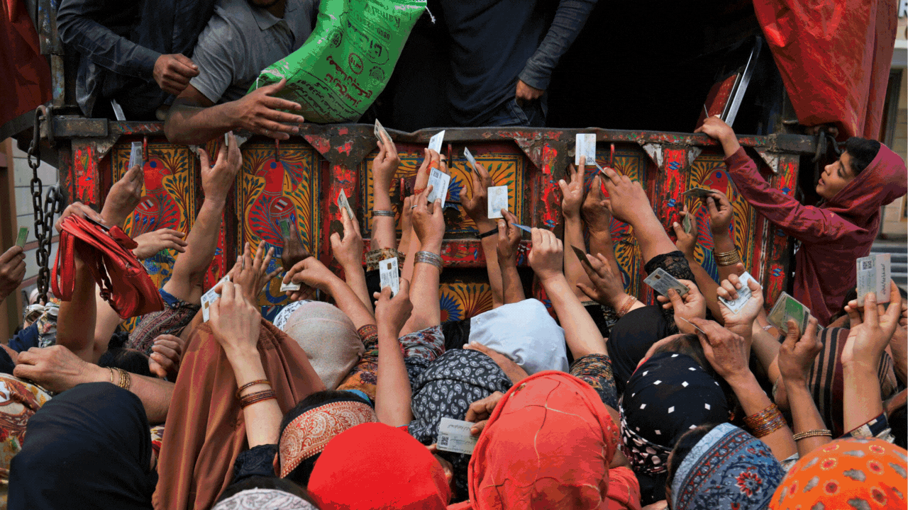 Deadly chaos: As Pakistan scrambles for aid, poor are losing lives in  stampede for food - Times of India