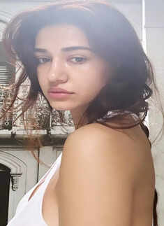 Disha Patani shares no-makeup selfies