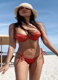 ​Bikini-clad Esha Gupta beats the summer heat in style