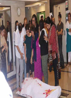 ​Nitesh Pandey&rsquo;s funeral: Rupali Ganguly, Yesha Rughani, Nakuul Mehta and others attend the last rites of &lsquo;Anupamaa&rsquo; actor