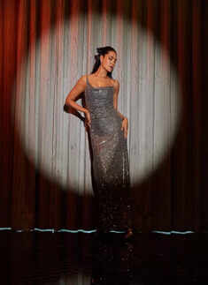 Esha Gupta gives her sequin gown an elegant touch, pictures make jaws drop