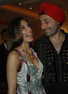 Vikram-Lindsay get cosy?