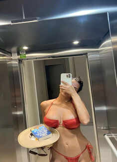 Bikini-clad Esha Gupta flaunts her summer beauty in elevator selfie