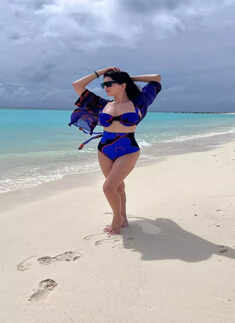 Sunny Leone twins with Maldivian seascape in chic blue swimsuit