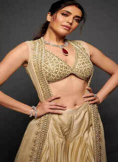 Karishma Tanna exudes desi girl vibes in ethnic avatar