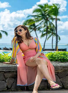 Saumya Tandon is a beach girl in pink trendy outfit in Mauritius