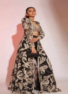 Rakul Preet Singh sets the fashion bar high in Indo-western shimmery ensemble