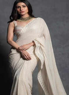 Mouni Roy serves major ethnic vibes in saree​