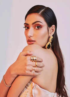 Suneil Shetty's daughter Athiya Shetty turns up the heat with her glamorous pictures