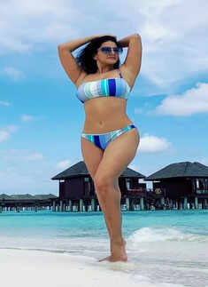 Sunny Leone's bewitching bikini photos raise the temperature high