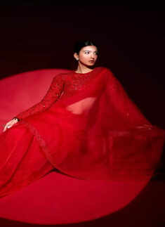 Shanaya Kapoor is a vision of elegance in stunning red saree