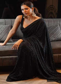 Sonam Bajwa&rsquo;s enchanting ethnic looks to get inspired from