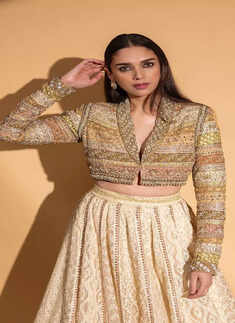 Aditi Rao Hydari exudes royal elegance in ethnic wear