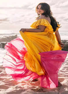 ​Sonakshi Sinha is stealing our hearts with her 'Palat' moment by the beach