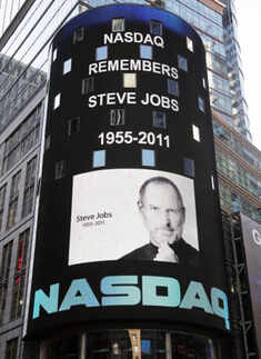 Fans pay tribute to Steve Jobs