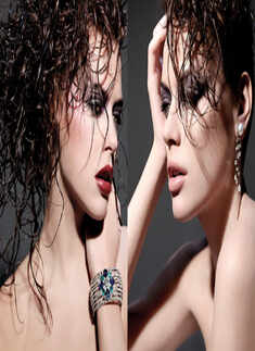 Hot models strike poses!