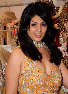 Anjana shops at Archana's store