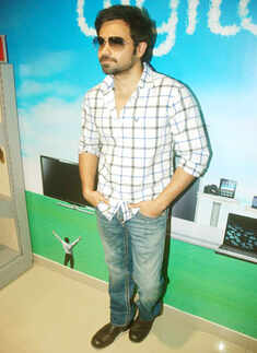 Emraan @ Reliance Digital