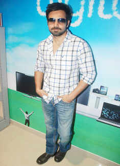 Emraan @ Reliance Digital