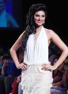 Bhatt abuses Sunny, Poonam, KRK!