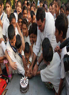 Yuvi's father celebrates his b'day with kids