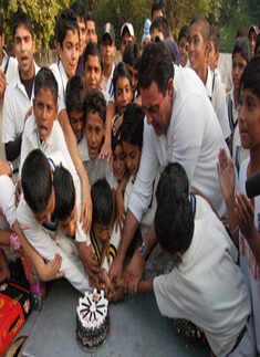 Yuvi's father celebrates his b'day with kids