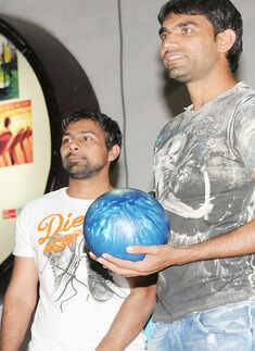 Munaf, Praveen play bowling alley game