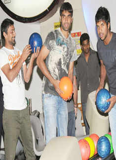 Munaf, Praveen play bowling alley game